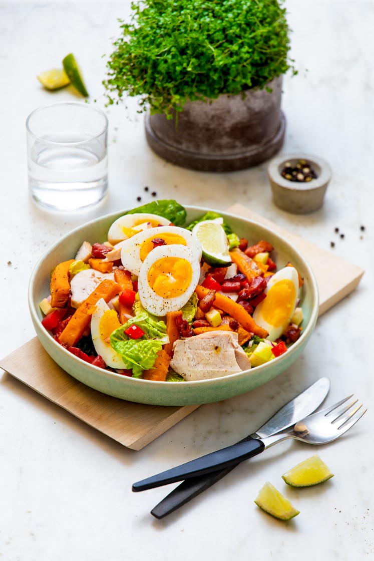 Lun søtpotetsalat med kylling, bacon og egg 