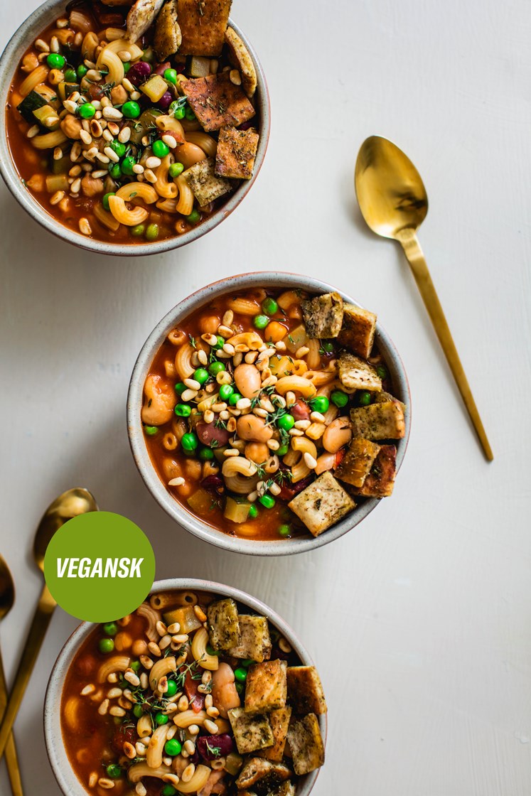 Bønnesuppe med grønnsaker og makaroni, toppet med sprø urtekrutonger og pinjekjerner