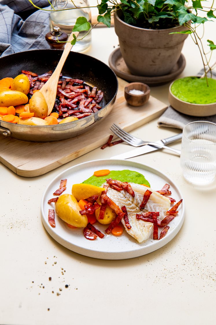 Stekt sei med bacon, grønn ertepuré og poteter