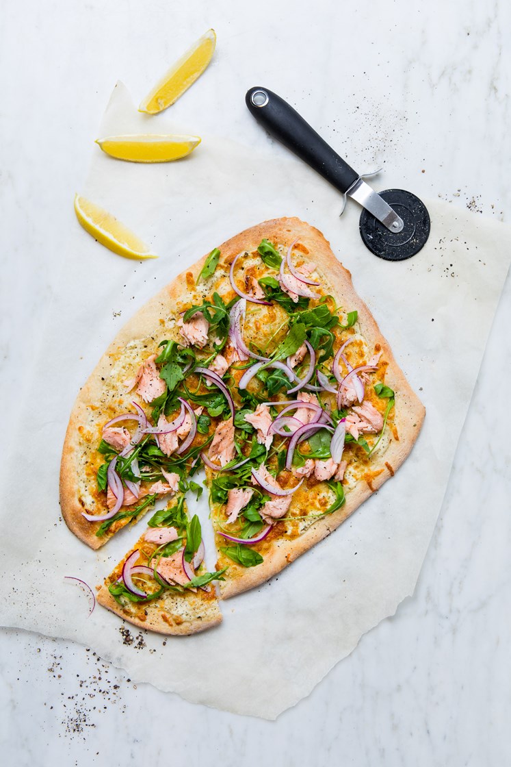 Pizza bianca med varmrøkt laks, marinert rødløk, ruccola og sitron