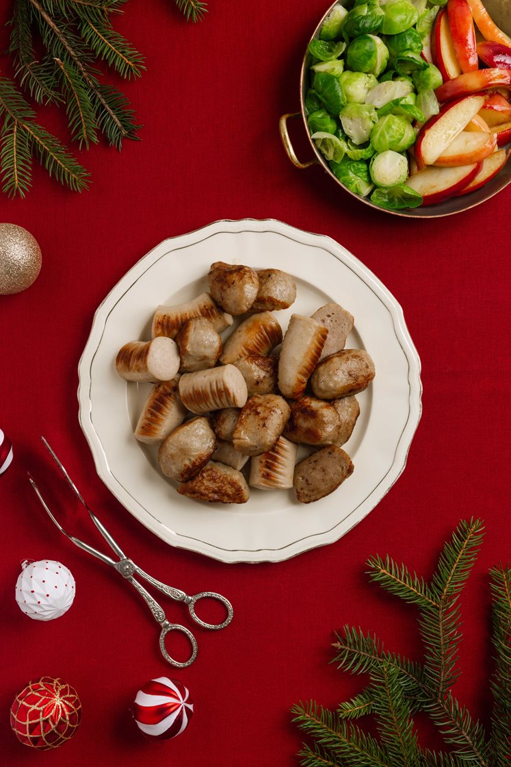 Tradisjonell medisterduo: julepølse og medisterkaker med epler og rosenkål