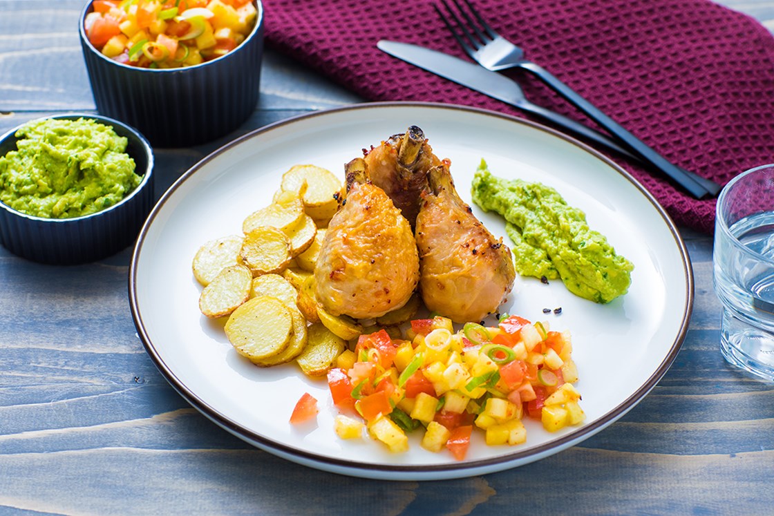 Kyllingklubber med guacamole og tomat-ananassalsa