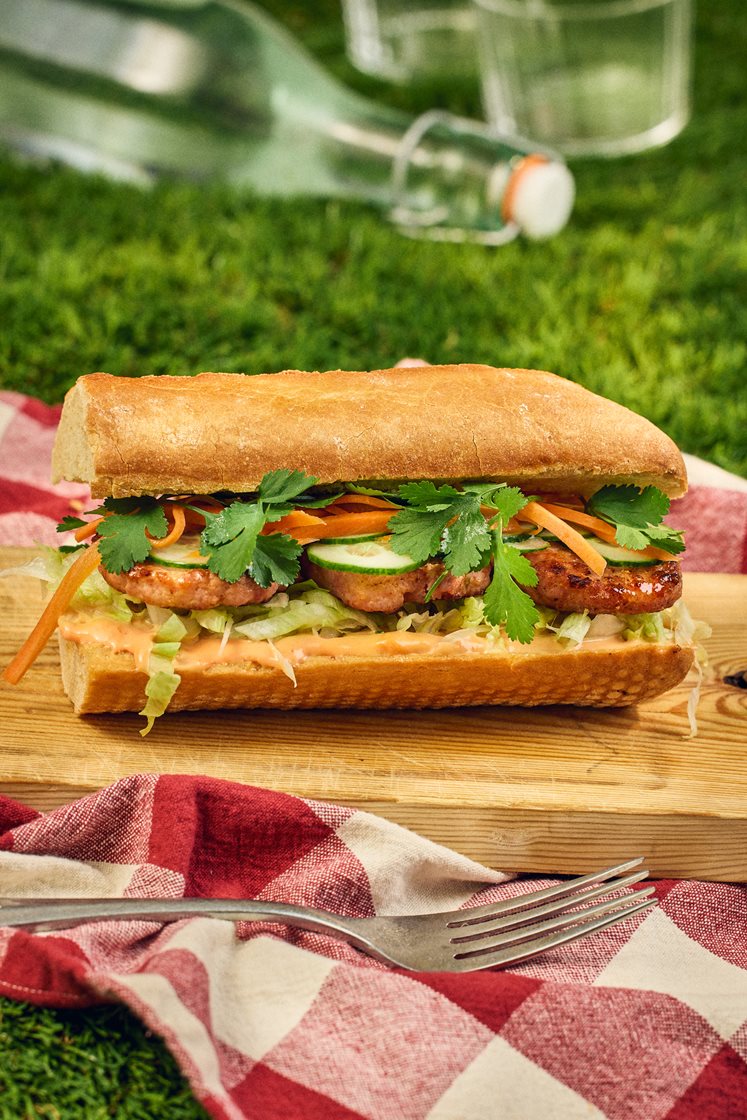 Baguette med asiatisk färs, snabbpicklad morot, misomajonnäs och koriander