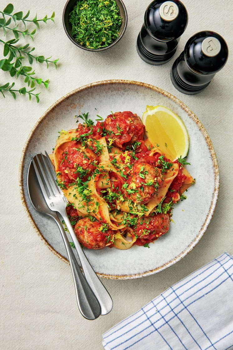 Pappardelle med kryddig tomatsås, fläskfrikadeller och gremolata