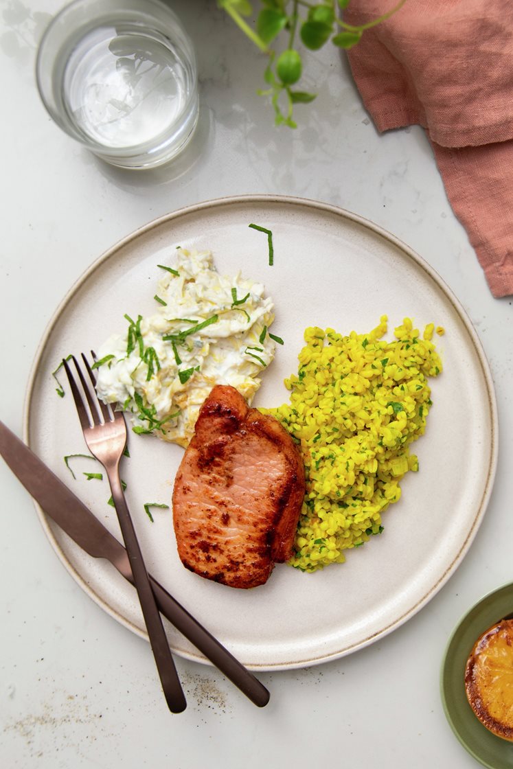 Kotelet med hvidkåls-tzatziki og bulgur