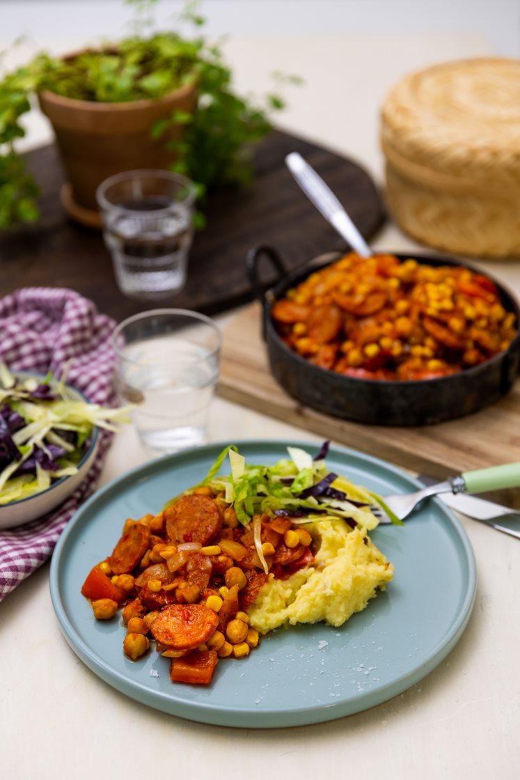 Tomatisert chorizo- og kikertgryte med rustikk potetmos og kålsalat 