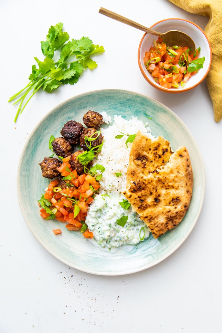 Kofta med agurkeraita, tomatsalsa og brød