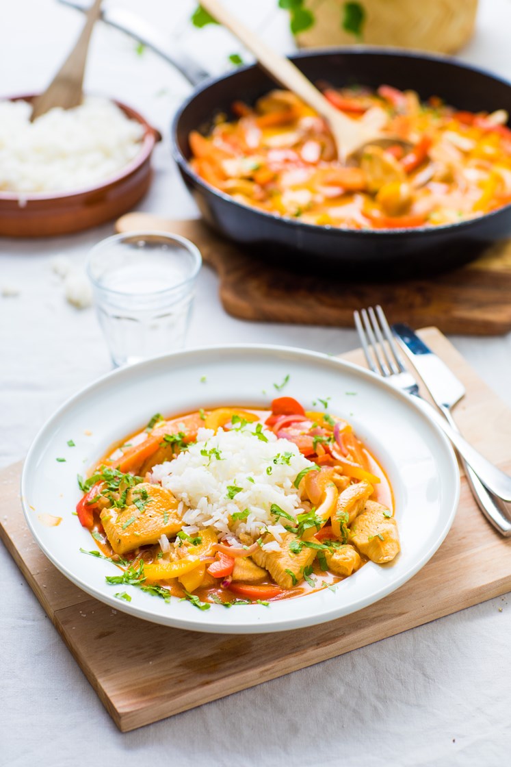 Rød kyllingcurry med paprika, jasminris og koriander