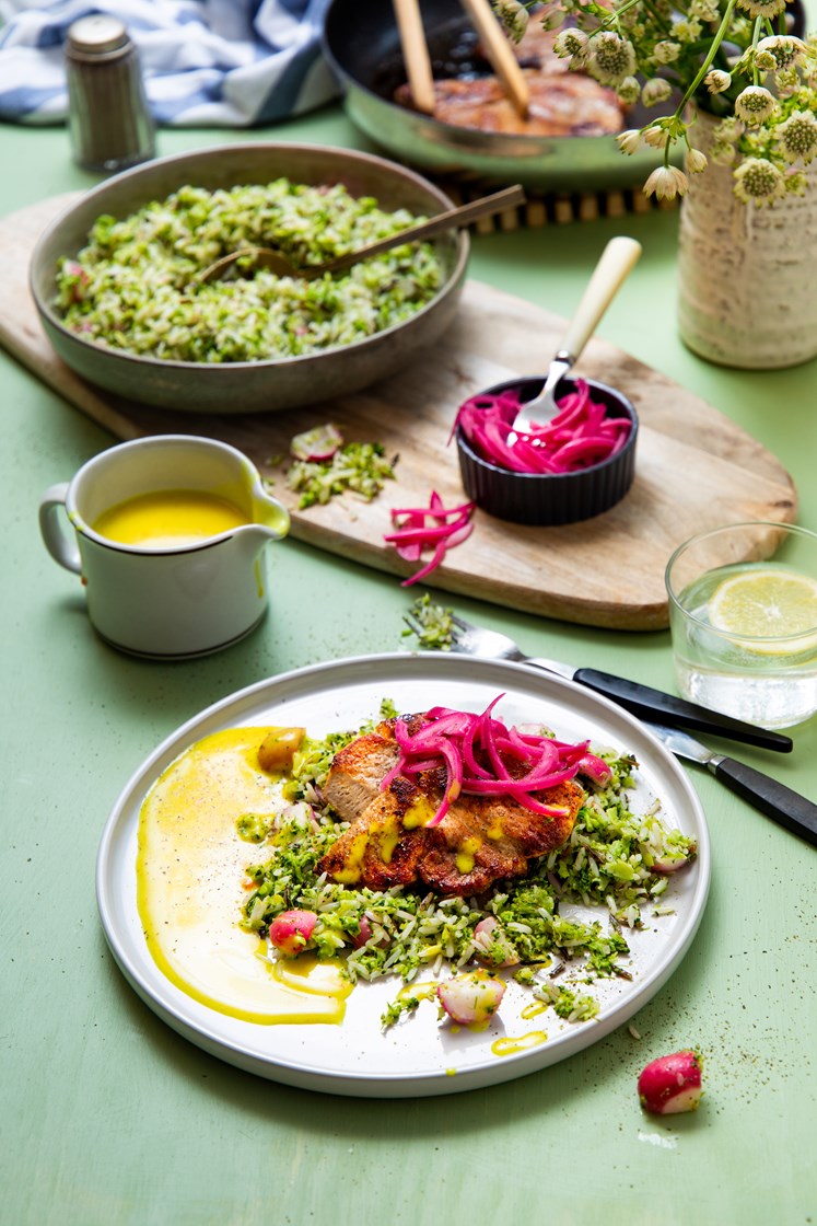 Svinekam Med Brokkoliris, Syltet Rødløk Og Currydressing - Adams Matkasse