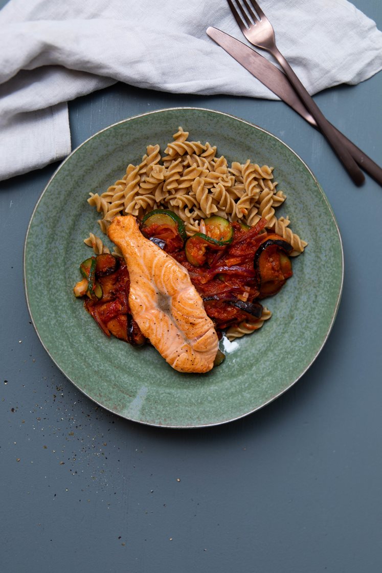 Stegt laks med ratatouille og pasta