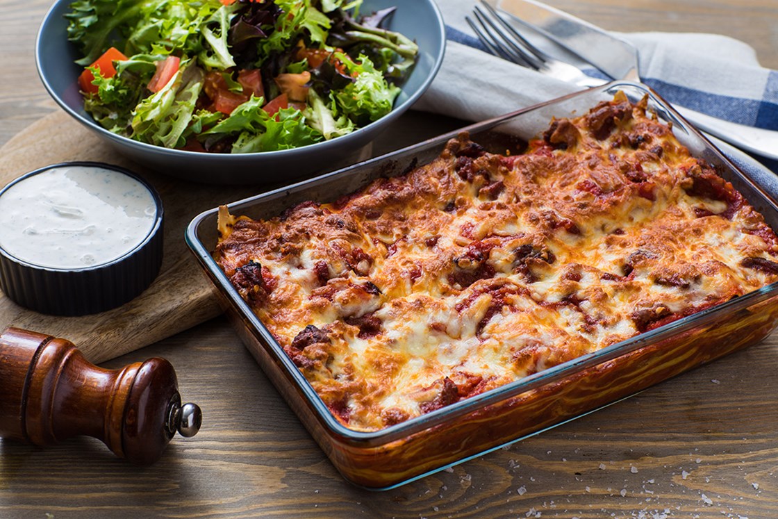 Lasagne med fersk pasta, salat og rømmedressing