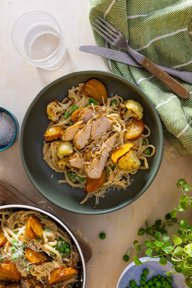 Pasta med bakt blomkålkrem, kylling og erter