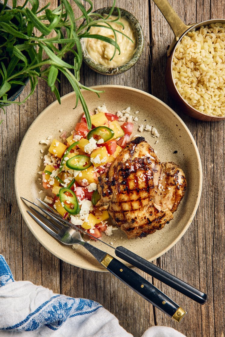 Citrongrillad kyckling med rostat vitlökssmör och mango- och fetaostsalsa