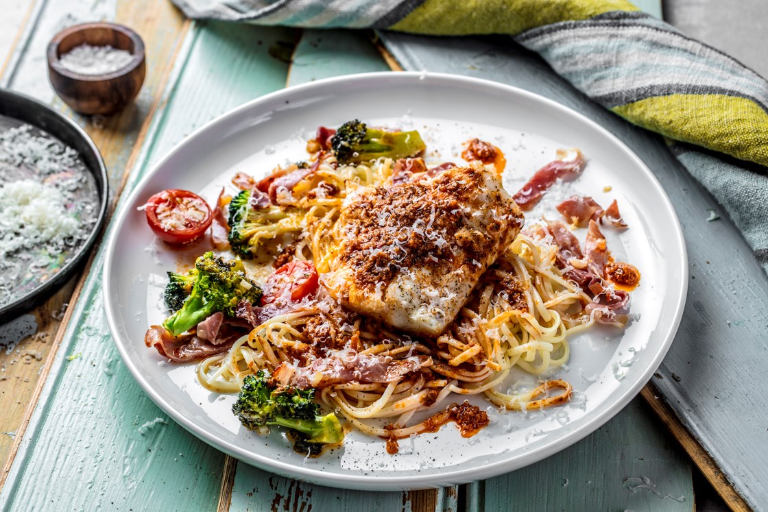 Pasta med tomatpesto, torsk, spekeskinke og ost