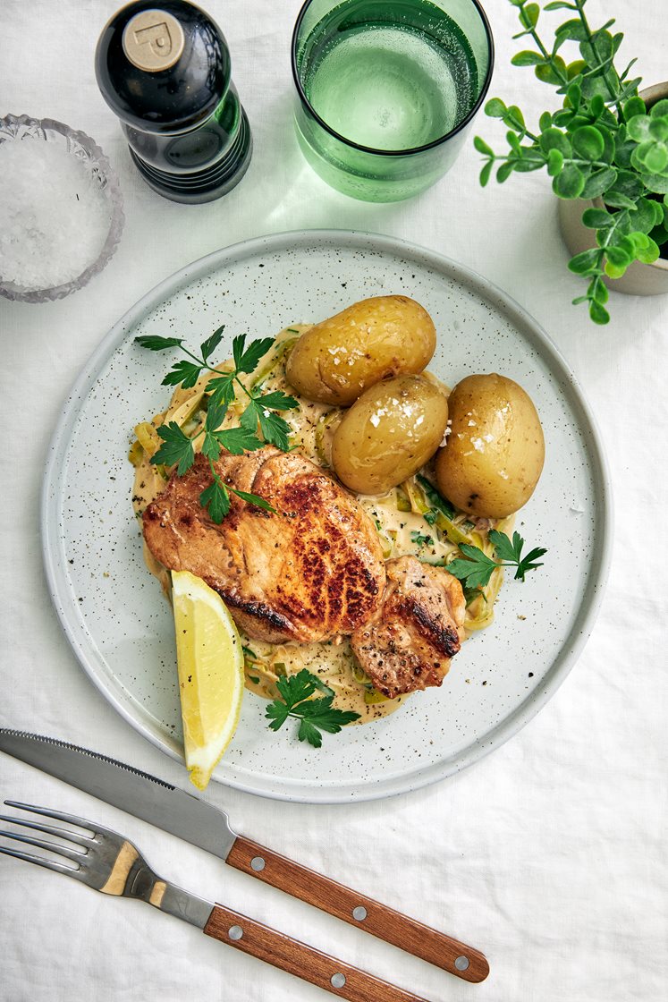 Stekt fläskkotlett med krämig purjolök, persilja och citron