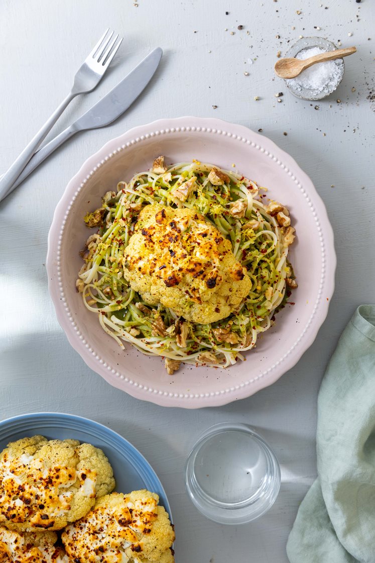 Pasta linguine med spinatsaus, chevrebakt blomkål og valnøtter