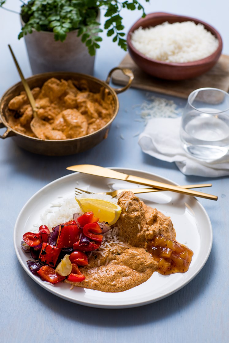 Butter Chicken med stekte grønnsaker, basmatiris og mangochutney