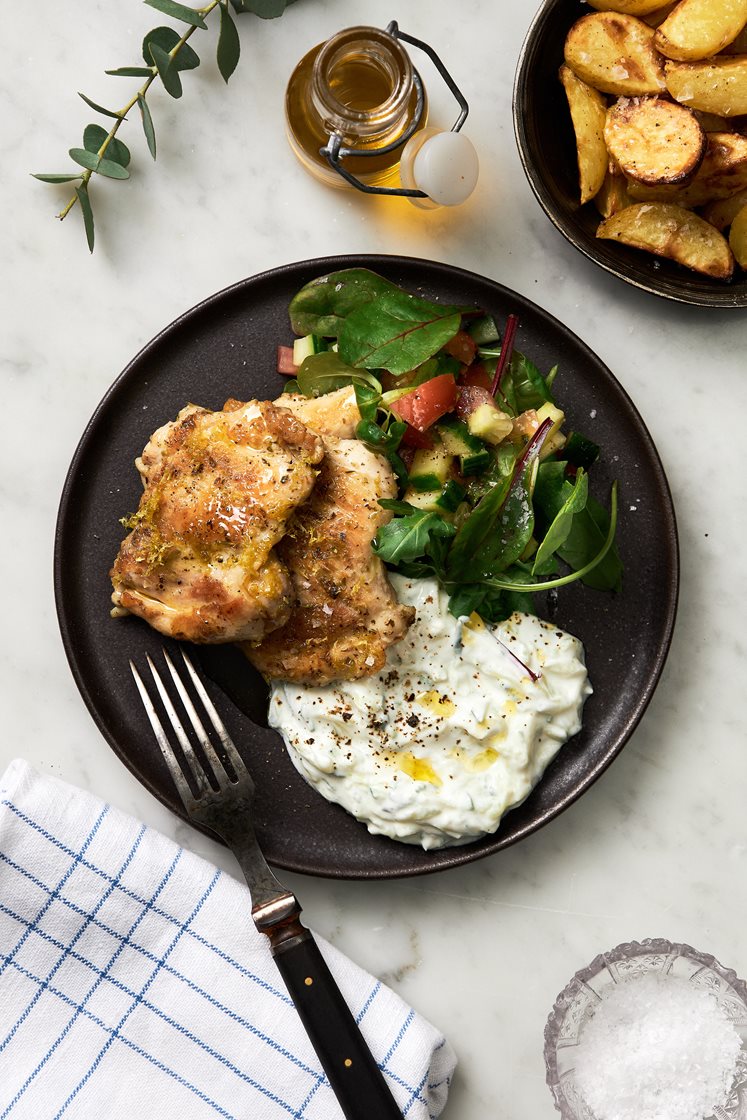 Örtstekt kyckling med klyftpotatis och tzatziki