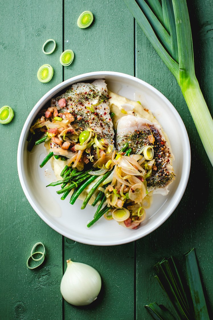 Pannestekt lyr med bacon, aspargesbønner og pinjekjerner