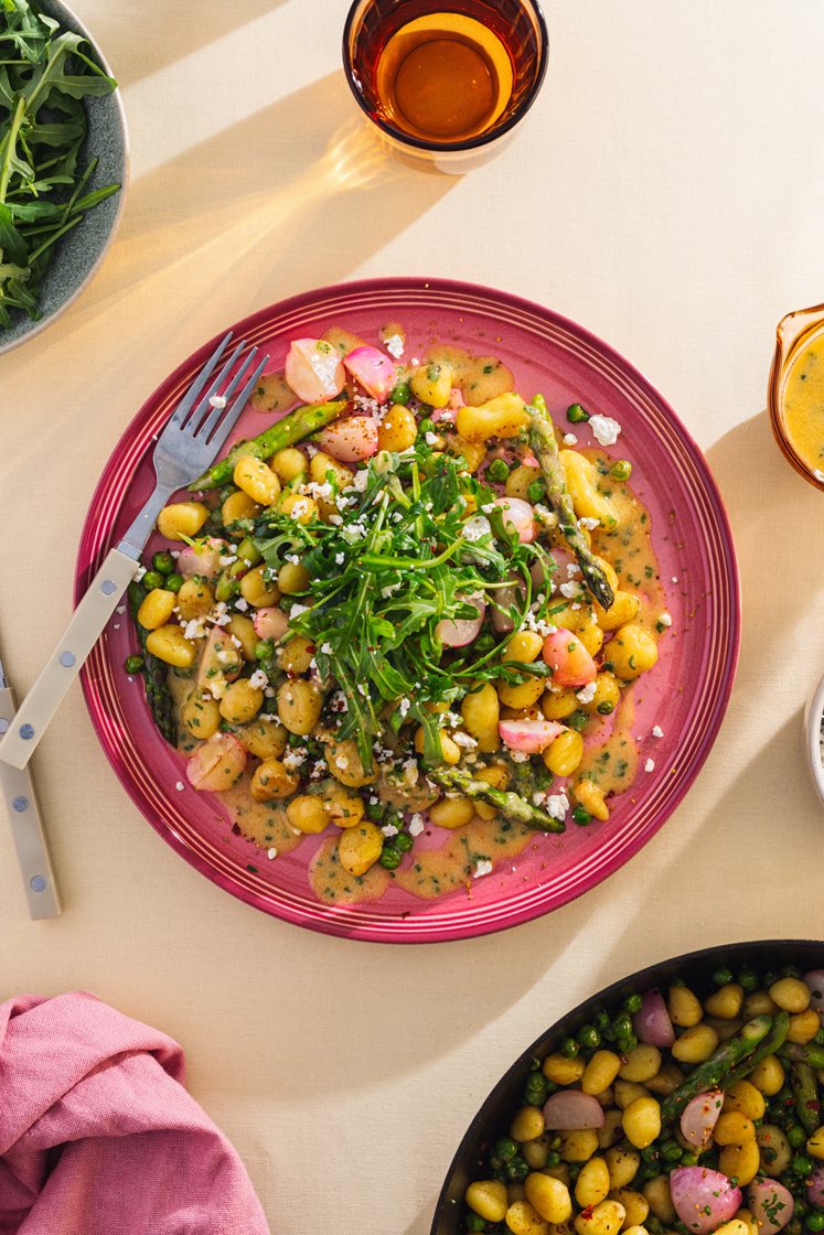 Pannestekt gnocchi med brunet misosmør, hvit asparges og skjørost