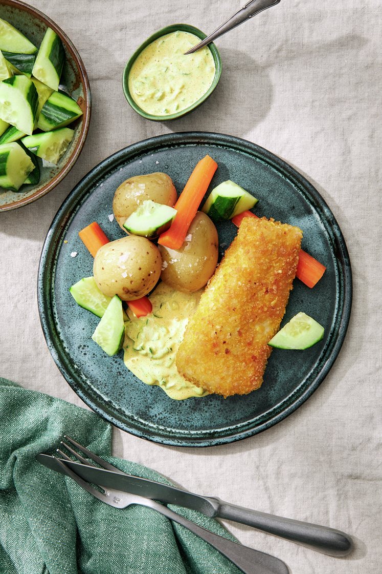 Cornflakespanerad torsk med gurka och curryremoulad 