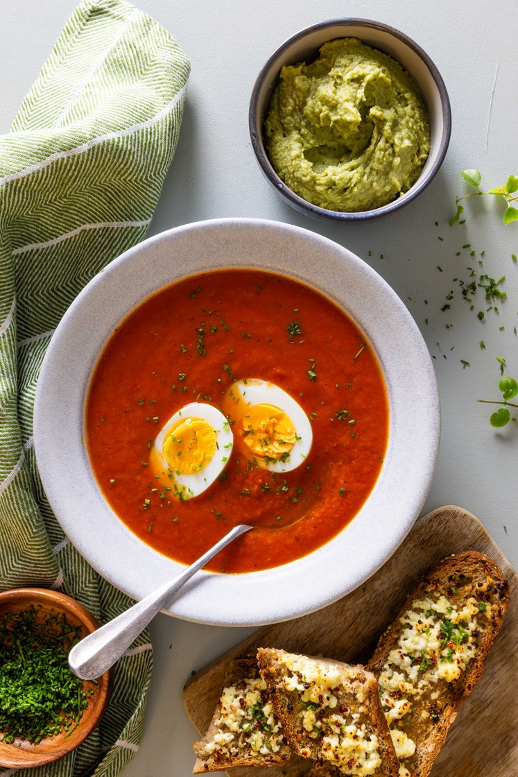 Hjemmelaget tomatsuppe med egg og gratinerte bagetter med skjørost