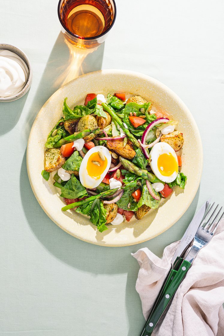 Salat med asparges, sprøstekte krydderpoteter, smilende egg og aiolidressing