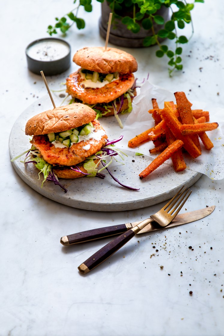 Lakseburger med urtebakte gulrøtter, kålsalat, agurksalsa og hvitløksdressing