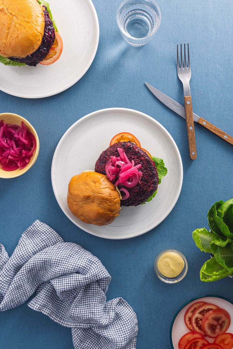Rødbedeburger med syltede rødløg og dijonaise