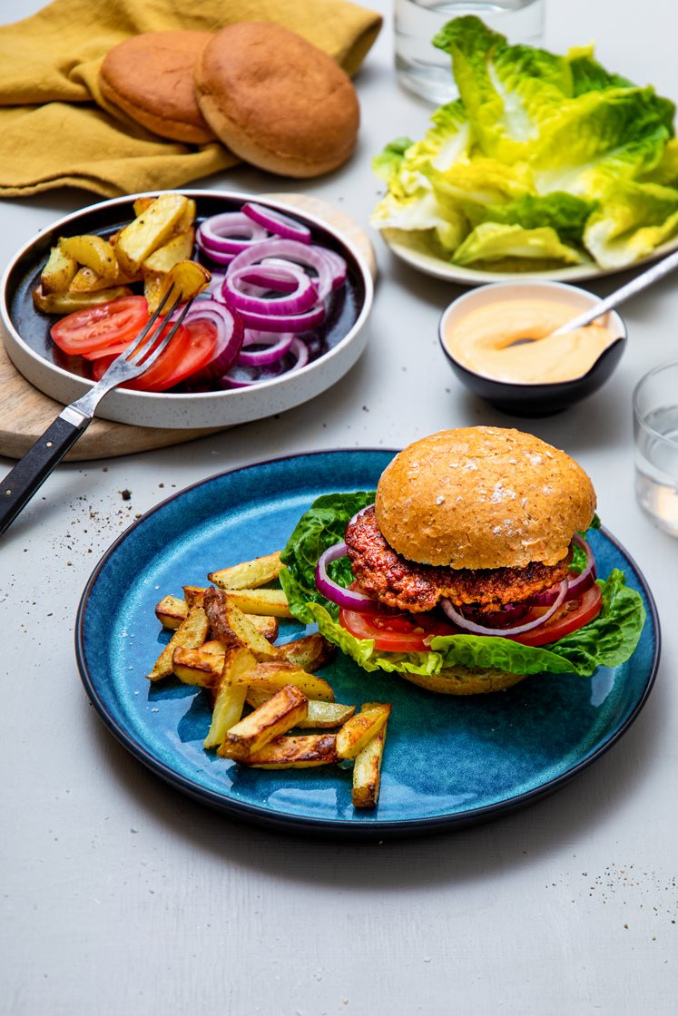 Chorizoburgere med friske grønnsaker, potetfries og chilimajones