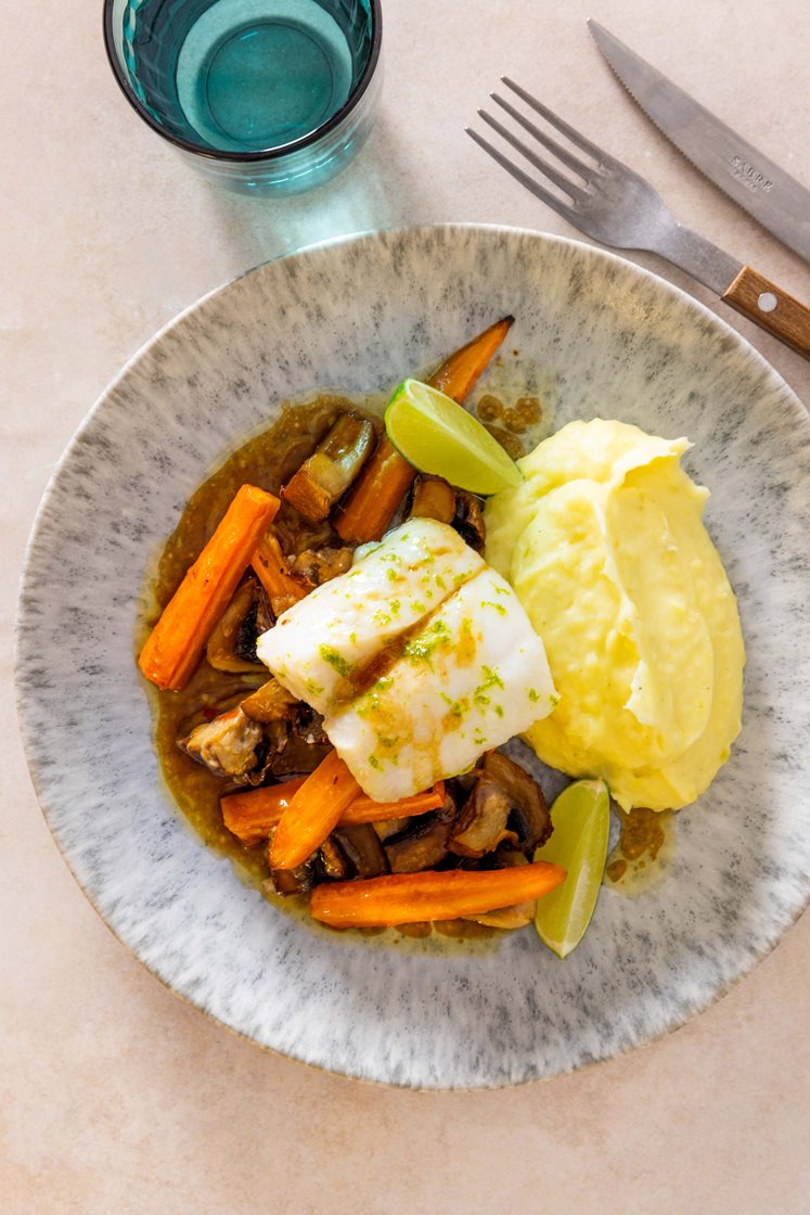 Limebagt hvid fisk med kartoffelmos, gulerødder og svampe med ingefær og teriyakismør