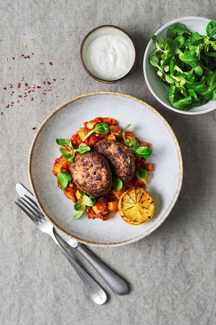 Citron- och nötfärsbiffar med sallad och patatas bravas