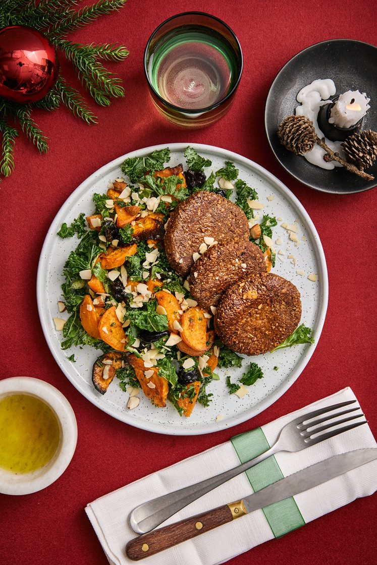 Nøddefrikadeller med grønkålssalat