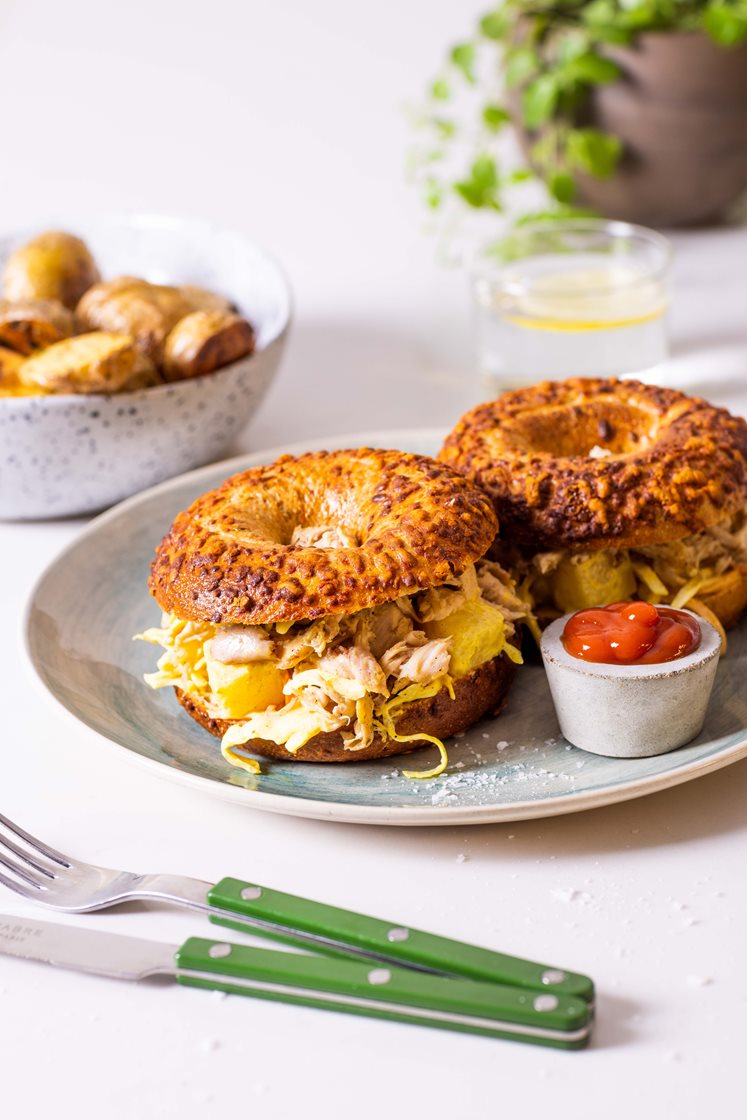 Chili/cheddar bagel med kylling og ananas-coleslaw