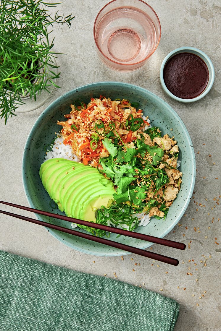 Kimchi bowl med scrambled tofu, avokado och rostade sesamfrön