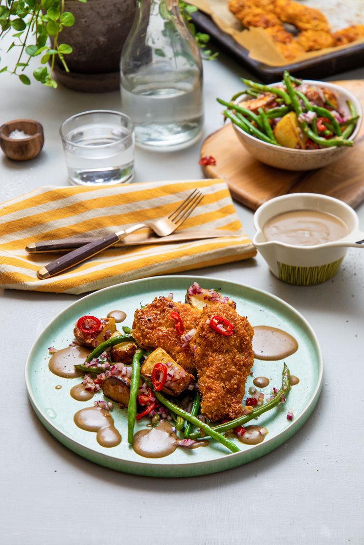 Sprøstekte kyllinglår med varm potetsalat og steinsoppsaus