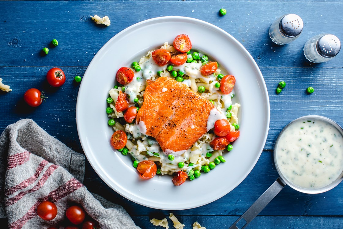 Laks med ovnsbakte cherrytomater, erter, pasta og gressløksaus