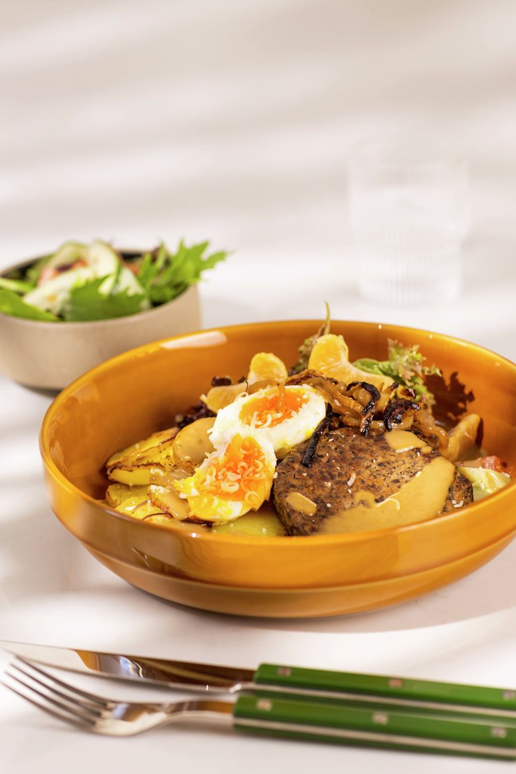 Vegetarschnitzler med ovnsstekte potetskiver, syrlig klementinsalat, egg og steinsoppsaus