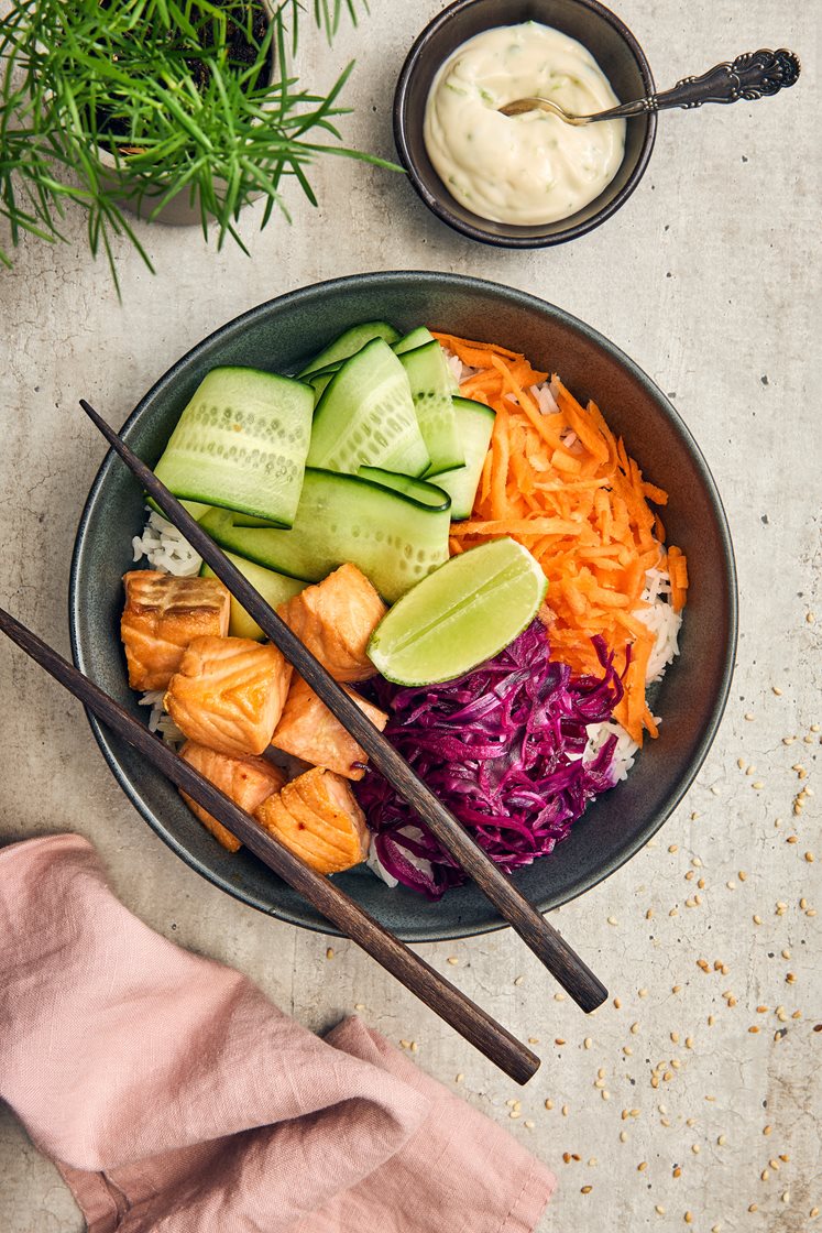 Poké bowl med lax, sötsyrligt rödkål och limeaioli