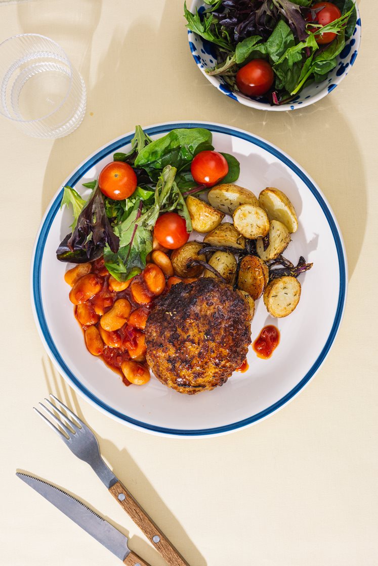 Svinefarsbøffer med BBQ-bønner, salat og ovnbagte kartofler