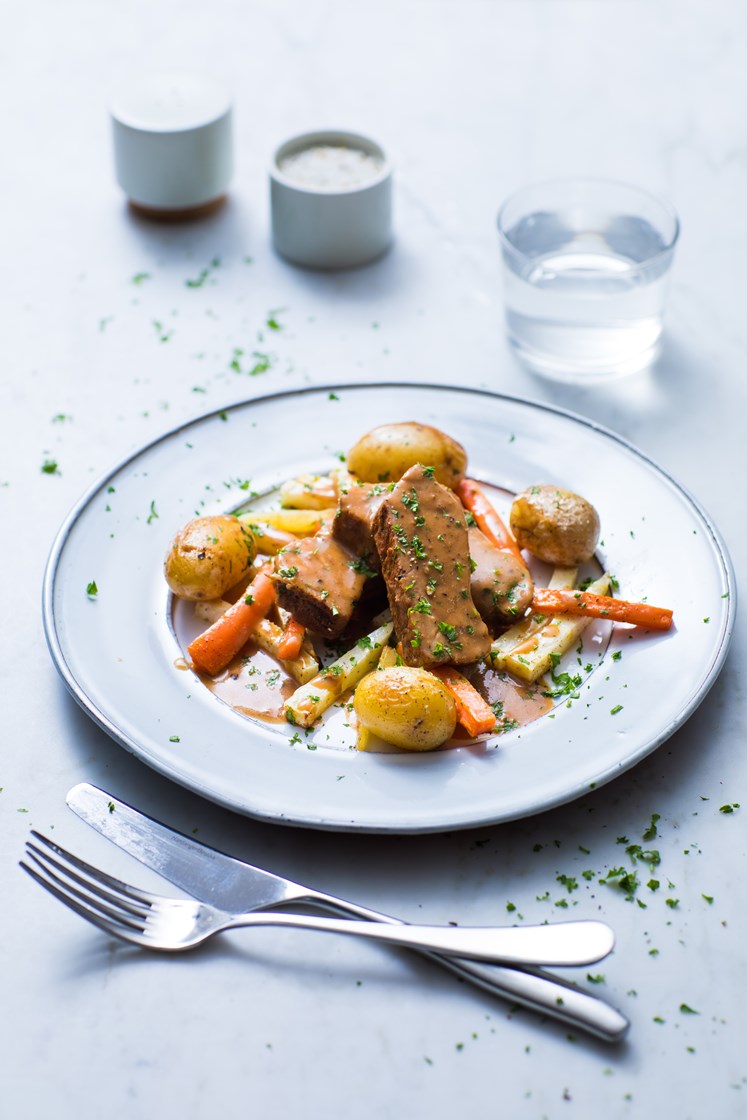 Mørkokt svinebog i peppersaus med poteter og ovnsbakte rotgrønnsaker