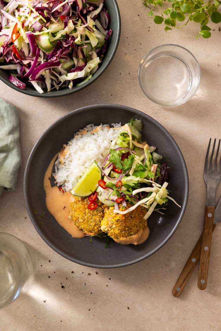 Tuna fishcakes med frisk agurksalat, søt chilimajones og ris