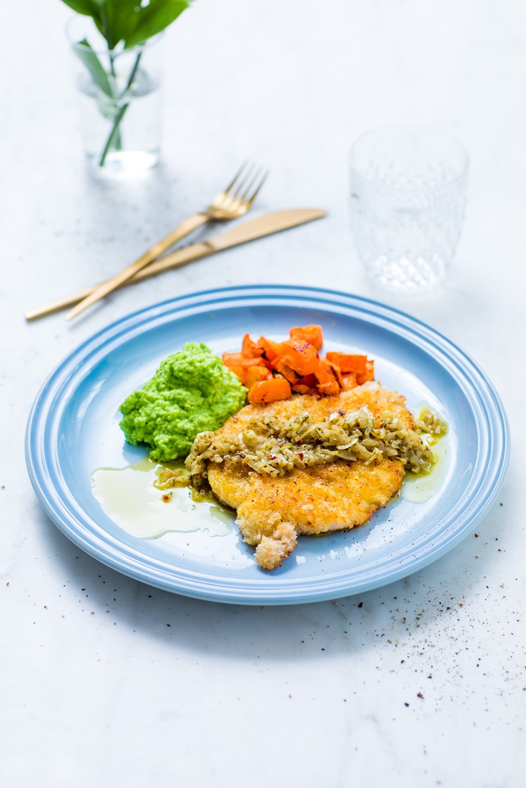 Svineschnitzler med ertekrem, løksmør og ovnsbakte gulrøtter