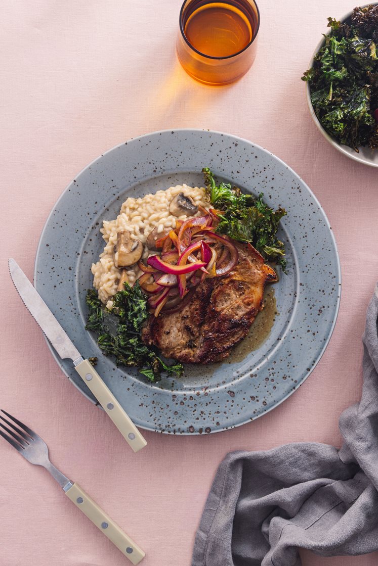Pannestekt svinenakke med aromasopprisotto og sprø grønnkålchips