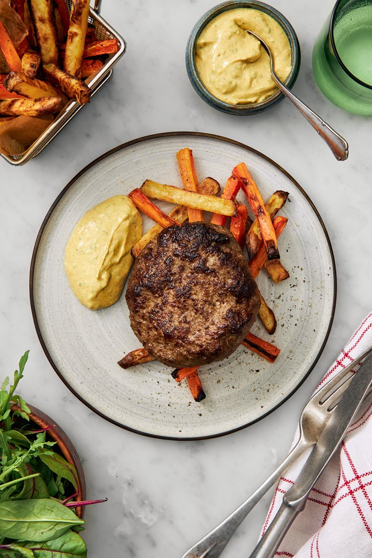 Steak haché med rotfruktspommes, Café de Paris-yoghurt och mixsallad