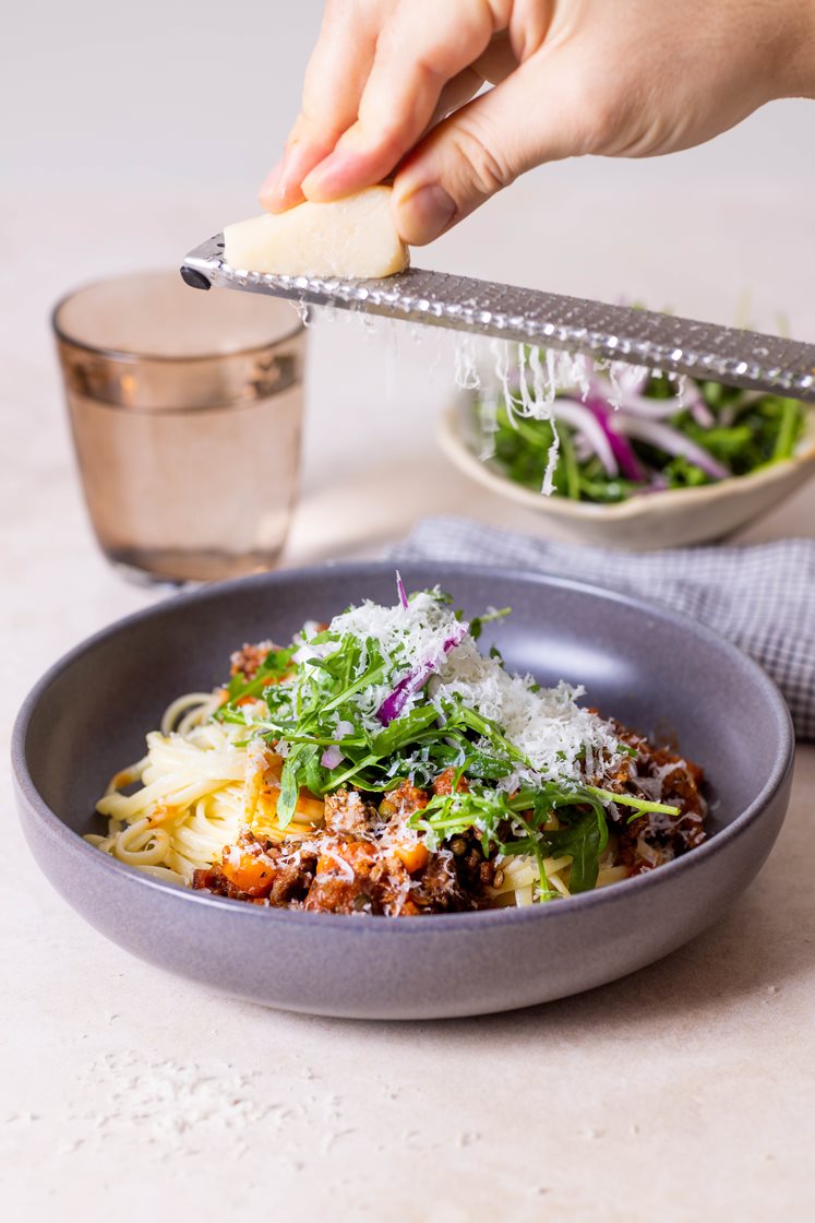 Bolognese med linguine og ruccolasalat, toppet med finrevet Grana Padano