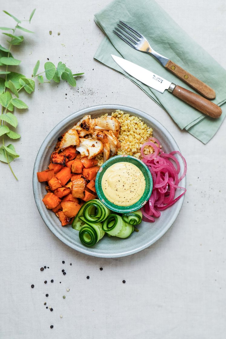 Bowl med tikkastekt lyrfilet, ovnsbakt søtpotet, bulgur, agurk og syltet rødløk