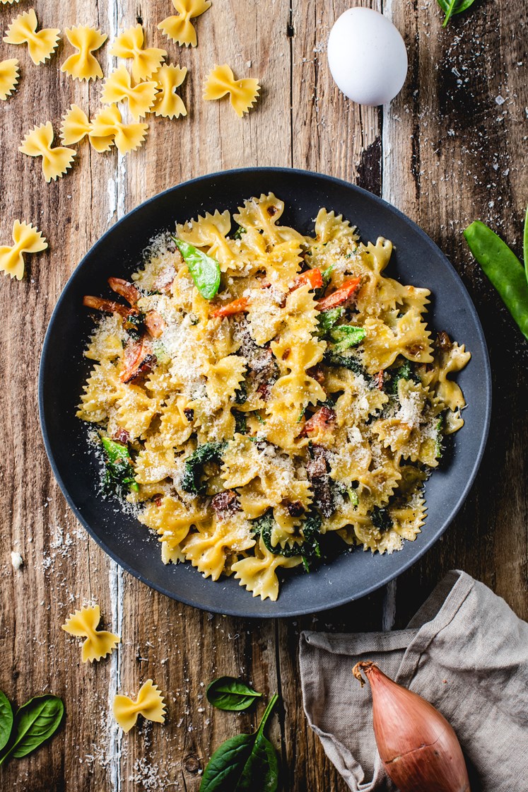 Pasta med kremet bacon- og paprikasaus, sukkererter, spinat og Gran Biraghi