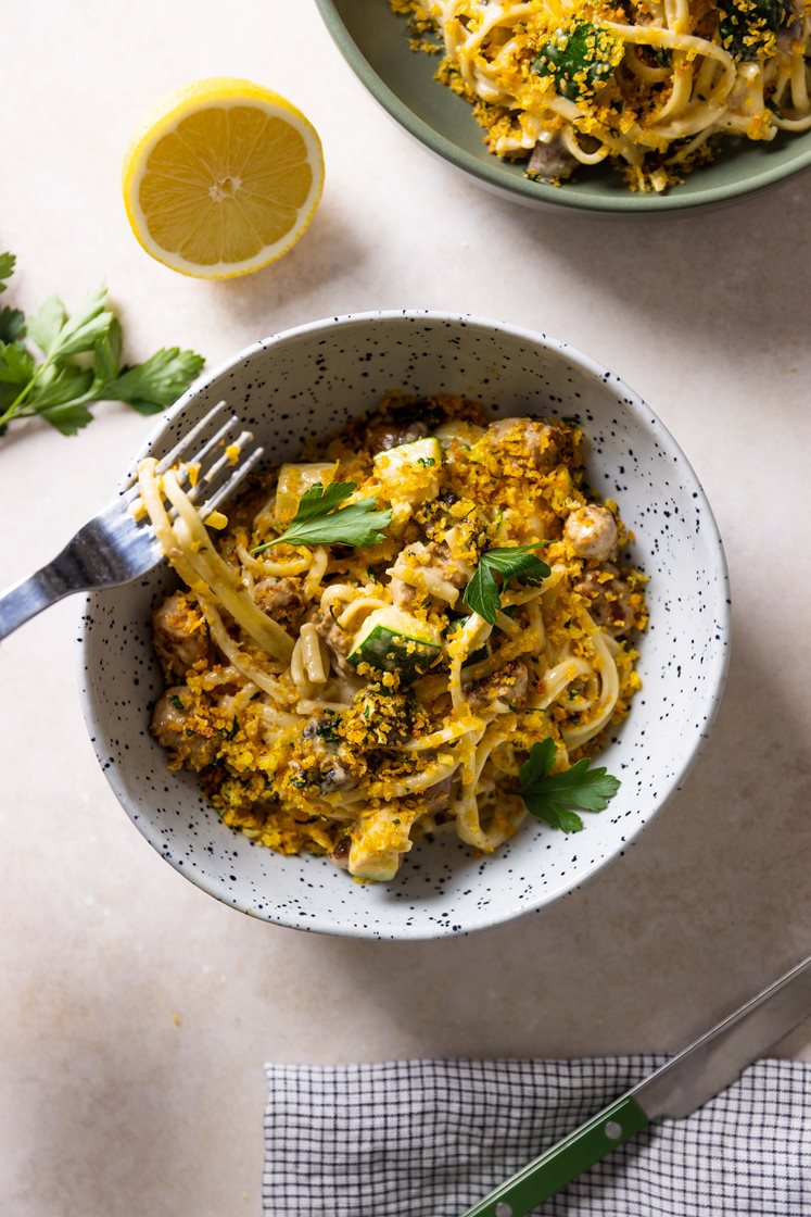 Steinsoppcarbonara med squash og salsicciaboller, toppet med pangrattato