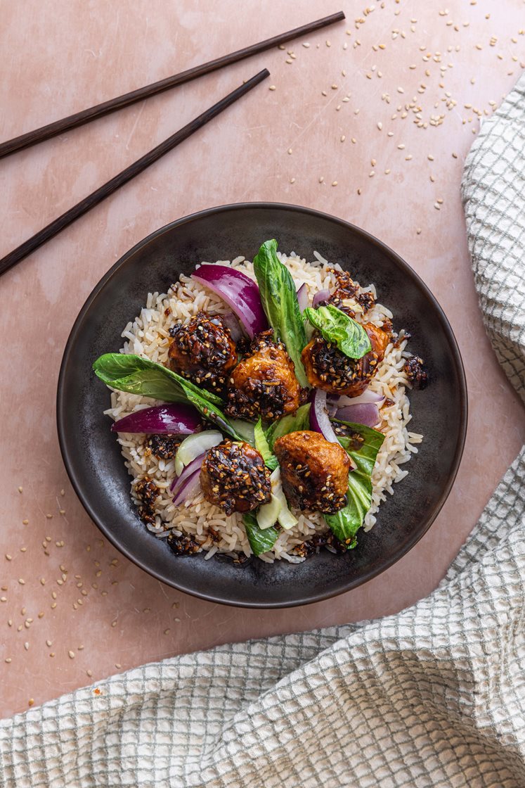 Sticky koreanske kyllingekødboller med pak choy og fuldkornsris